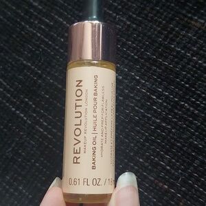 makeup revolution baking oil